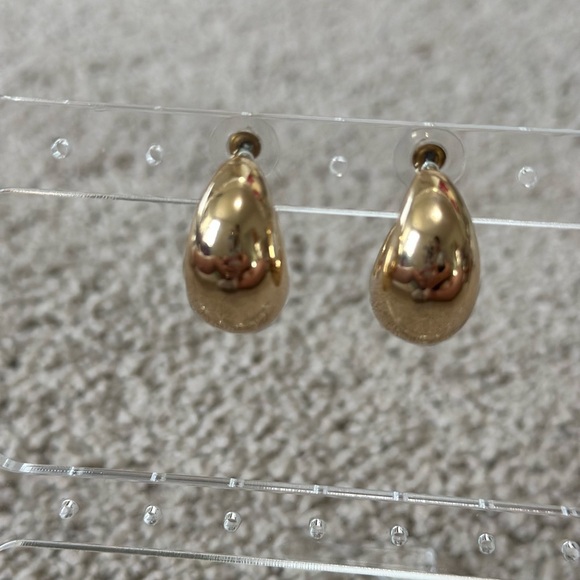 NWOT House of Harlow 1960 Gold Hoop Earrings - Picture 3 of 8